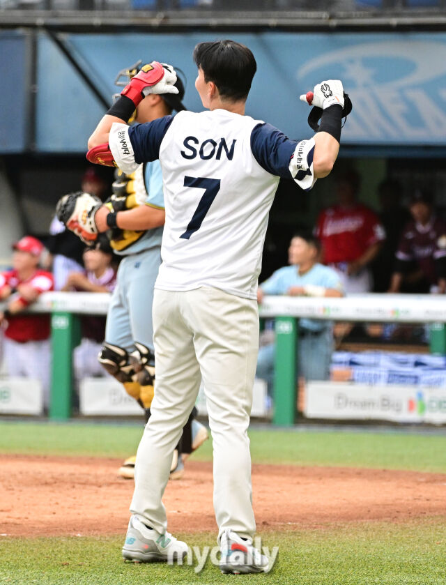2026년 7월 10일 오후 서울 잠실구장에서 '2026 신한 SOL KBO리그' 퓨처스리그 올스타전이 열렸다. 롯데 조민영이 손흥민 세리머니를 하고 있다./잠실 = 유진형 기자