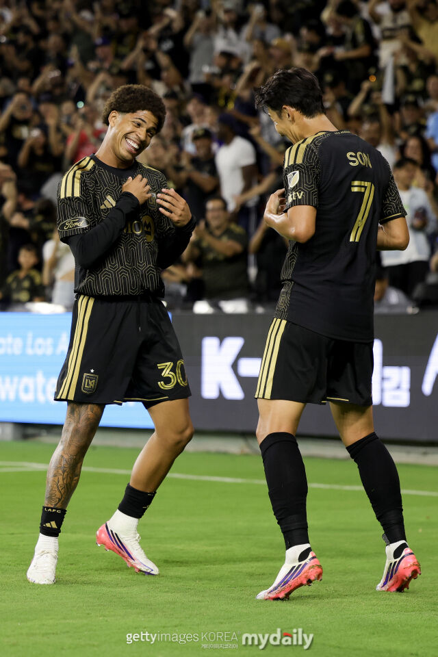 LAFC의 손흥민과 마르티네스가 2026시즌 MLS 레알 솔트레이크전에서 골세리머니를 펼치고 있다./게티이미지코리아