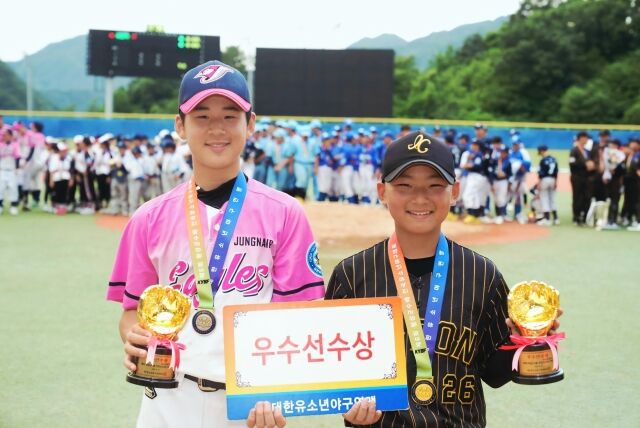 우수선수상을 수상한 김승제(왼쪽)와 이현서. /대한유소년야구연맹 제공