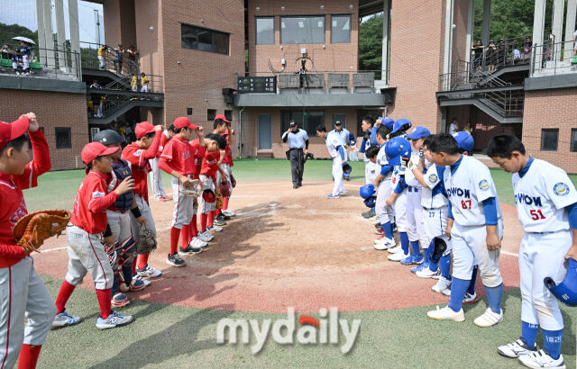 제3회 마이데일리배 전국유소년야구대회가 17일 개막한다. 지난해 7월 개최된 제2회 마이데일리배 전국유소년야구대회 세종시 유소년야구단(왼쪽)과 노원구 유소년야구단 경기 장면. /마이데일리 DB