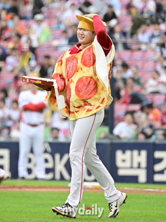 2026년 7월 10일 오후 서울 잠실구장에서 '2026 신한 SOL KBO리그' 퓨처스리그 올스타전이 열렸다. SSG 이도우가 2회말 피자를 들고 구원등판하고 있다./잠실 = 유진형 기자