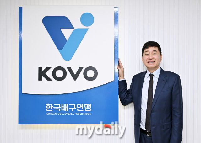 이호진 한국배구연맹 총재가 13일 서울 상암동에 위치한 연맹 사무국에서 촬영에 임하고 있다./한국배구연맹(상암)=송일섭 기자