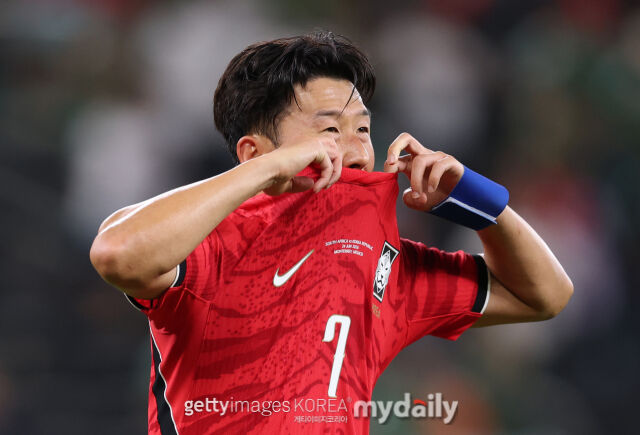 대한민국 축구대표팀은 지난달 25일 몬테레이 스타디움에서 열린 남아공과의 2026 북중미 월드컵 A조 조별리그 3차전에서 0-1로 패배하며 32강 진출에 실패했다. 패배 후 아쉬워하고 있는 손흥민./게티이미지코리아