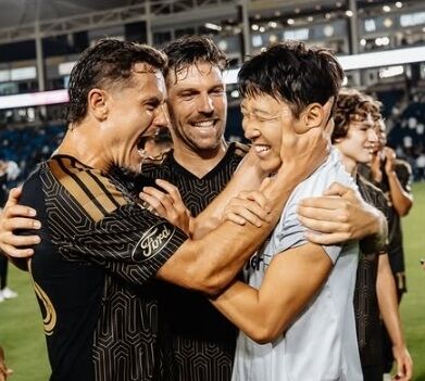 손흥민(오른쪽)이 LA갤럭시전 승리 후 동료들과 즐거워하고 있다./LAFC