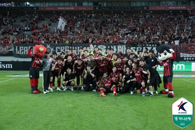 FC서울 감독이 22일 서울월드컵경기장에서 펼쳐진 포항 스틸러스와의 ‘하나은행 K리그1 2026’ 19라운드에서 3-1로 승리한 뒤 기념 사진을 찍고 있다./한국프로축구연맹 제공