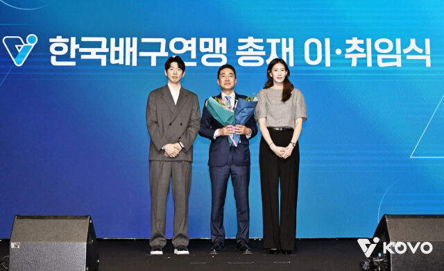 (왼쪽부터)대한항공 한선수와 이호진 총재, 흥국생명 김수지가 3일 그랜드 하얏트 서울에서 열린 한국배구연맹 총재 이·취임식에 참석하고 있다./한국배구연맹 제공