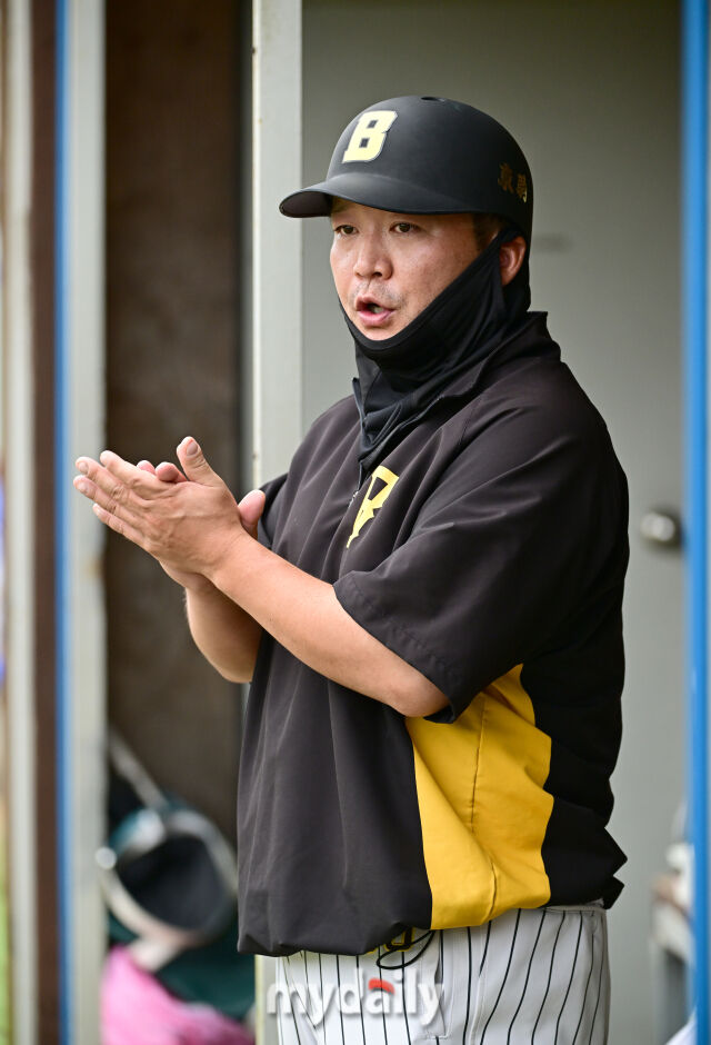 [MD포토] 선수들 격려하는 파주시 유소년야구단 김민수 감독
