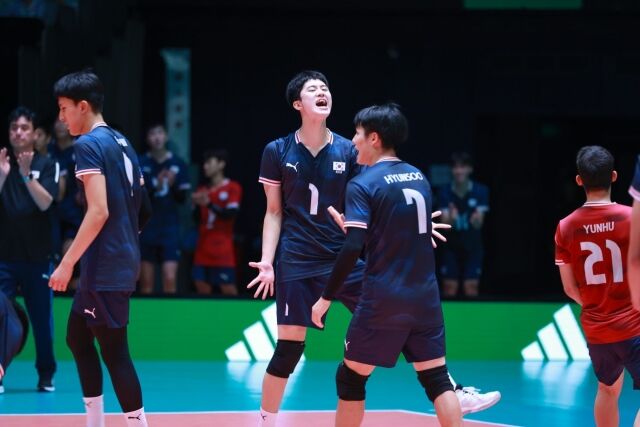 한국 18세 이하 남자배구대표팀 아포짓 스파이커 신주호(1번, 천안고)가 14일 중국에서 열린 2026 U-18(18세 이하) 아시아남자배구선수권대회 조별리그 D조 3차전 일본전 도중 공격 성공 후 환호하고 있다./아시아배구연맹(AVC) 제공