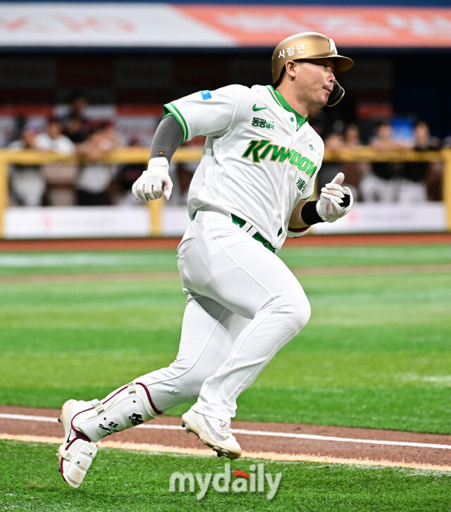 2026년 6월 30일 오후 서울 고척스카이돔에서 열린 '2026 신한 SOL KBO리그' LG 트윈스와 키움 히어로즈 경기. 키움 히우라가 1회말 2사 후 2루타를 친 뒤 전력 질주하고 있다./마이데일리