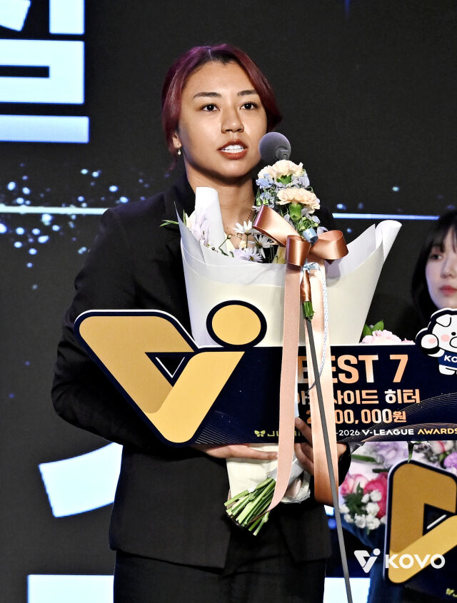2025-2026 V-리그 베스트7에 선정된 자스티스가 4월 13일 그랜드 워커힐 서울에서 열린 V-리그 시상식에서 수상 소감을 전하고 있다./한국배구연맹 제공