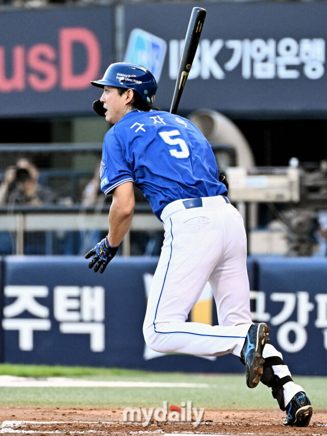 24일 오후 서울 잠실야구장에서 진행된 '2026 프로야구 KBO리그' 두산베어스와 삼성라이온즈의 경기. 삼성 구자욱이 3회초 1사 1,2루서 안타를 치고 있다./잠실=송일섭 기자