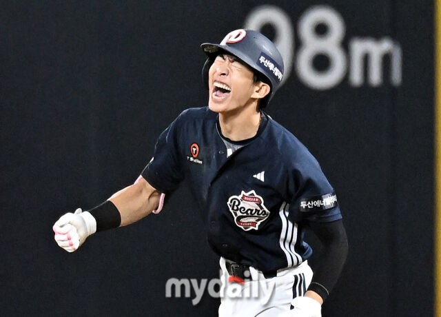 21일 오후 경기도 수원시 수원KT위즈파크에서 진행된 '2026 프로야구 KBO리그' KT위즈와 두산베어스의 경기. 두산 김민석이 9회초 2사 1,3루서 동점 적시타를 터뜨린 뒤 환호하고 있다./마이데일리