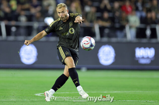 LAFC 수비수 포르테우스가 댈러스와의 2026시즌 MLS 경기에서 패스를 하고 있다./게티이미지코리아