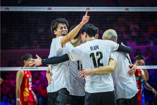 일본남자배구대표팀 선수들이 29일 열린 중국과 2026 VNL 8강전에서 공격 득점을 올린 뒤 기뻐하고 있다./국제배구연맹(FIVB) 제공