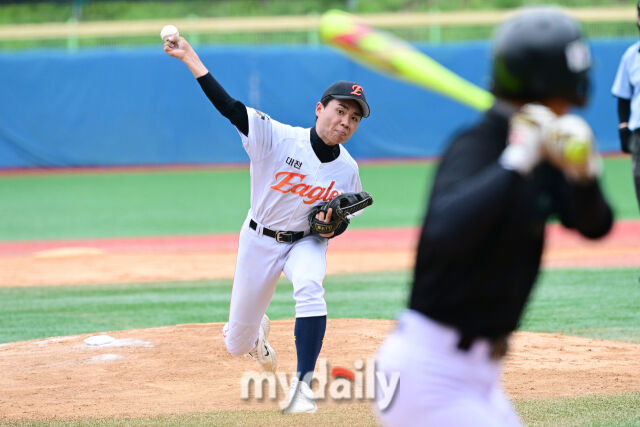 17일 강원도 횡성군 횡성베이스볼파크에서 열린 '2026 제3회 마이데일리배 전국유소년야구대회' 주니어(백호)리그 (U-16) 대전이글스BC와 안산시 경기. 대전한화이글스BC 선발투수 김동현이 힘차게 투구하고 있다. /횡성베이스볼테마파크=한혁승 기자