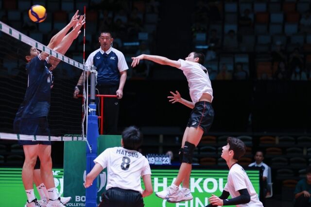일본 18세 이하 남자대표팀에서 주장을 맡고 있는 다나카가 14일 중국에서 열린 2026 U-18(18세 이하) 아시아남자배구선수권대회 조별리그 D조 3차전 한국과 경기 도중 스파이크를 시도하고 있다./아시아배구연맹(AVC) 제공