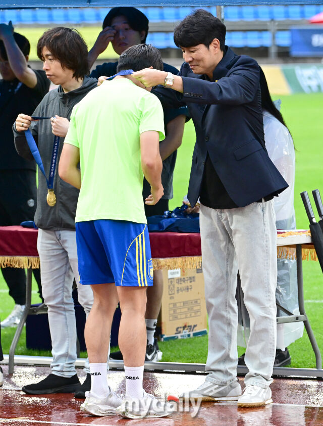 [MD포토] 박준호 한국대학축구연맹 부회장 '울산대 우승 메달 수여'
