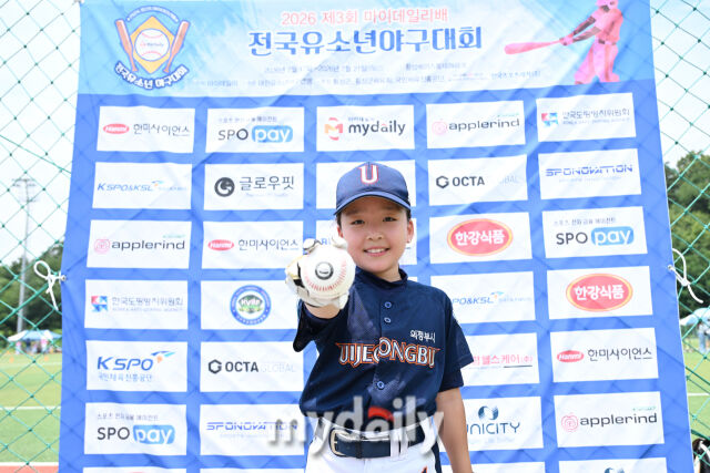 17일 강원도 횡성군 횡성베이스볼파크에서 열린 '2026 제3회 마이데일리배 전국유소년야구대회' 새싹리그 (U-9) 강남도곡과 의정부시 경기. 의정부시 이소희가 인터뷰 포즈를 취하고 있다. /횡성베이스볼테마파크=한혁승 기자