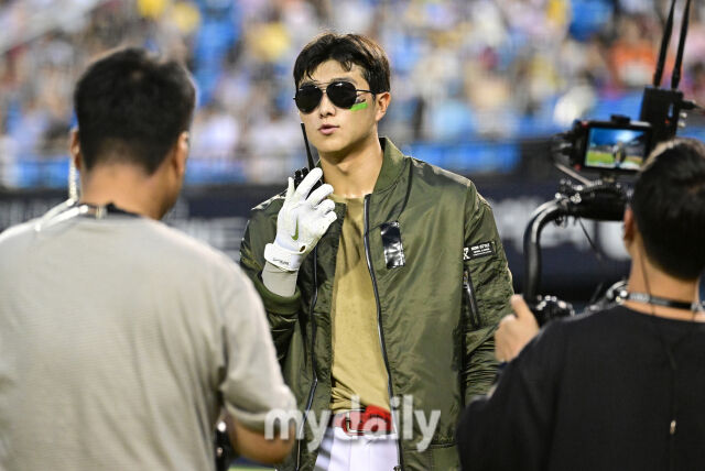 2026년 7월 10일 오후 서울 잠실구장에서 '2026 신한 SOL KBO리그' 퓨처스리그 올스타전이 열렸다. KIA 박종혁이 7회말 타석에 들어서며 태양의 후예 퍼포먼스를 하고 있다./잠실 = 유진형 기자