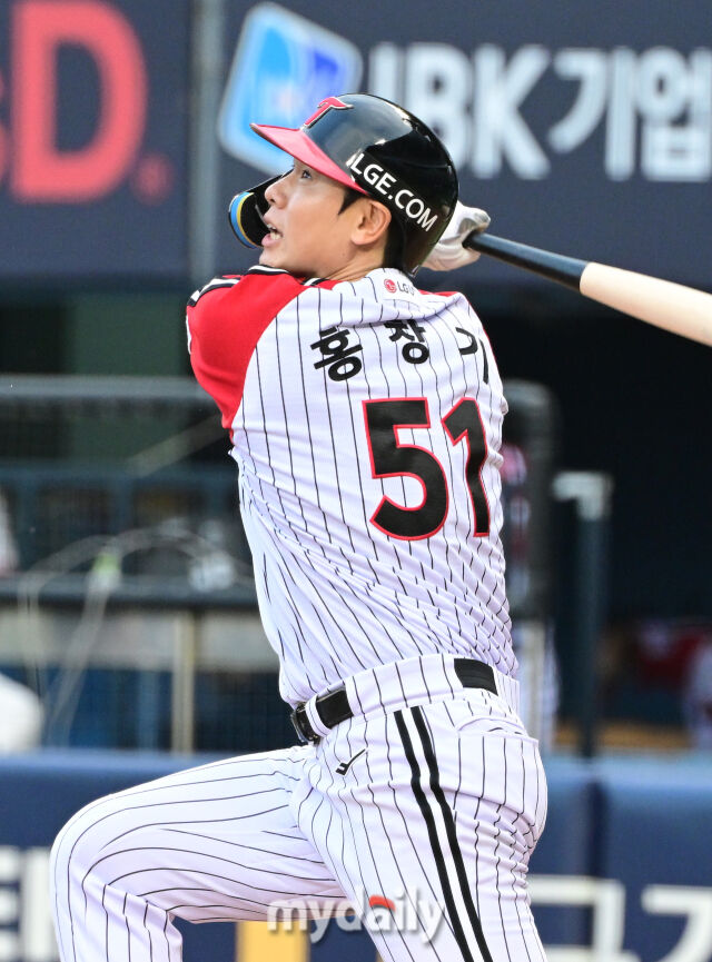 14일 오후 서울 잠실야구장에서 진행된 '2026 신한 SOL KBO 리그' 롯데 자이언츠 - LG 트윈스 경기. LG 홍창기가 7회말 1사 2루에서 역전 2루타를 때리고 있다./마이데일리