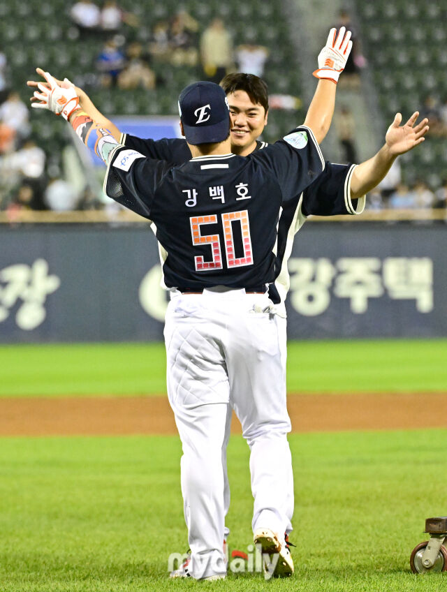 2026년 7월 10일 오후 서울 잠실구장에서 '2026 신한 SOL KBO리그' 퓨처스리그 올스타전이 열렸다. 한화 강백호가 홈런 더비에서 우승한 뒤 한준수와 함께 기뻐하고 있다./유진형 기자