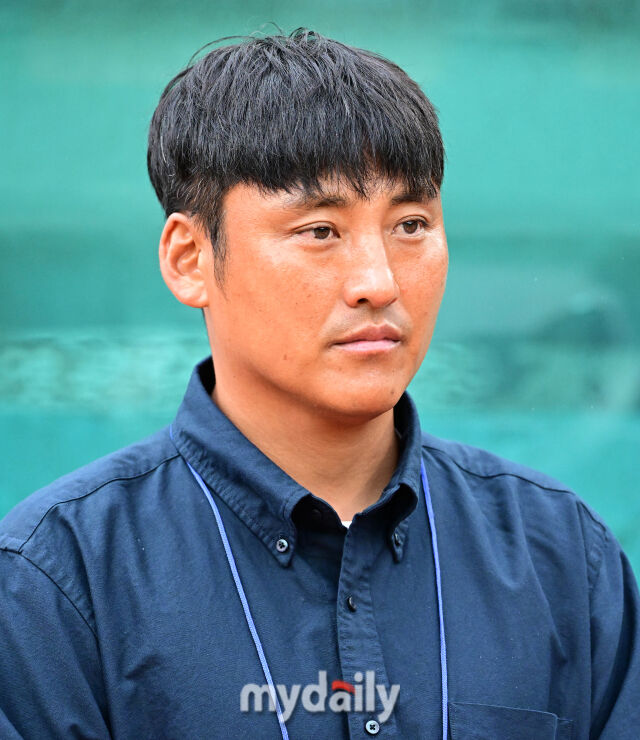 2026년 7월 18일 오후 강원도 태백종합운동장에서 열린 '제62회 추계대학축구연맹전' 결승, 한남대학교와 울산대학교의 경기.

한남대 박규선 감독이 지켜보고 있다.

이번 대회에는 전국 대학축구 78개 팀이 참가해 총 156경기를 치르며, 백두대간기와 태백산기 2개 리그로 나누어 예선리그와 토너먼트 방식으로 진행된다./태백=유진형 기자”><img decoding=