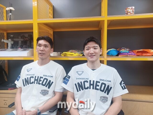 남자프로배구 대한항공에서 뛰고 있는 정지석(오른쪽)과 김규민이 시구와 시타를 위해 19일 KBO리그 SSG 랜더스와 KIA 타이거즈 경기가 열린 인천 SSG랜더스필드를 방문했다. 시구와 시타를 마친 뒤 이날 구장을 찾은 현장 취재진과 인터뷰를 진행하고 있다./류한준 기자