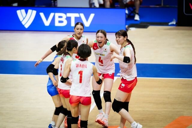 일본여자배구대표팀 선수들이 2026 VNL 태국과 경기 도중 공격 성공 후 환호하고 있다./국제배구연맹(FIVB) 제공