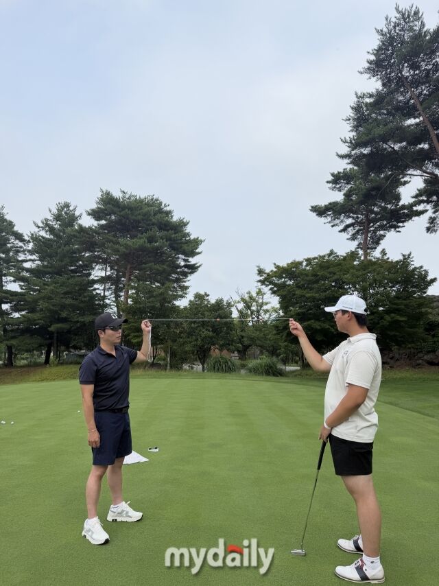 그린 위에서 퍼트에 대한 레슨을 하는 이준호 대표(왼쪽). /이준호 대표 제공