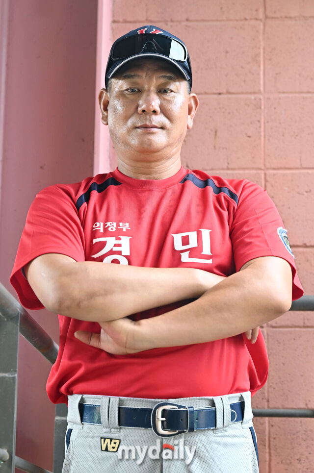 지난해 강원도 횡성군 횡성베이스볼파크에서 '2025 제2회 마이데일리배 전국유소년야구대회'가 열렸다. 사진을 촬영하고 있는 유영대 의정부경민유소년야구단 감독./마이데일리