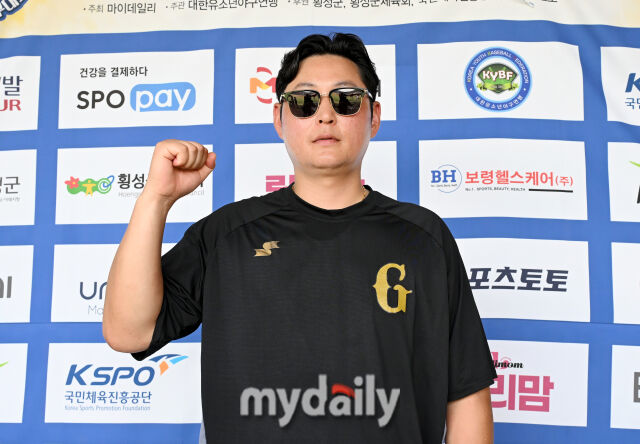 최훈 김포시위드유소년야구단 감독이 제3회 마이데일리배 전국유소년야구대회를 앞두고 각오를 다졌다. 지난해 제2회 마이데일리배 전국유소년야구대회에서 사진 촬영에 임한 최훈 감독./마이데일리