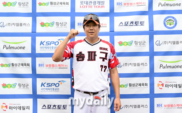 2024년 7월 19일 서울 장충리틀야구장에서 '제1회 마이데일리배 전국유소년야구대회' 송파구 유소년야구단과 노원구 유소년야구단의 경기가 열렸다. 송파구 유소년야구단 윤규진 감독이 인터뷰 촬영을 하고 있다.<br /> “></p>
<p>매년 마이데일리배에 꾸준히 참가해 온 송파구유소년야구단은 대회의 훌륭한 환경과 매력에 대해서도 엄지를 치켜세웠다. 윤 감독은 “우선 서울과 인접해 접근성이 매우 훌륭하다”라며 “무엇보다 대회를 향한 많은 관심과 함께 관련 기사가 풍성하게 보도된다는 점, 그리고 아이들이 좋아하는 다양한 굿즈 아이템과 좋은 부상이 제공된다는 것이 마이데일리배만의 독보적인 장점”이라고 호평했다.</p>
<p>최근 두 차례의 준우승 흐름을 이어받아 송파구유소년야구단은 이번 마이데일리배에서 새로 신설된 U-12 부문 초대 챔피언을 노린다. 윤 감독은 “새롭게 생긴 U-12에 참가하는 만큼 각 선수들이 준비한 역량을 펼칠 수 있는 기회가 되었으면 좋겠다”라며 “많은 관심을 받는 대회인 만큼 좋은 성적을 내어 팀 위상을 드러내도록 하겠다”고 다짐했다.</p>
			</div>
			<div id=