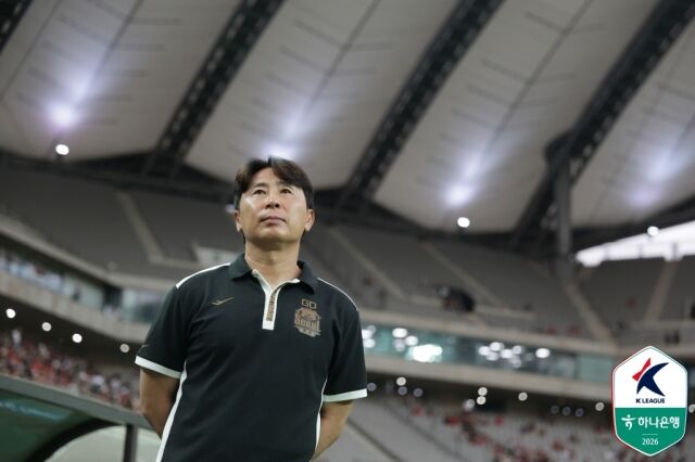김기동 FC서울 감독이 22일 오후 7시 30분서울 월드컵경기장에서 펼쳐진 포항 스틸러스와의 ‘하나은행 K리그1 2026’ 19라운드 경기를 지켜보고 있다./한국프로축구연맹 제공