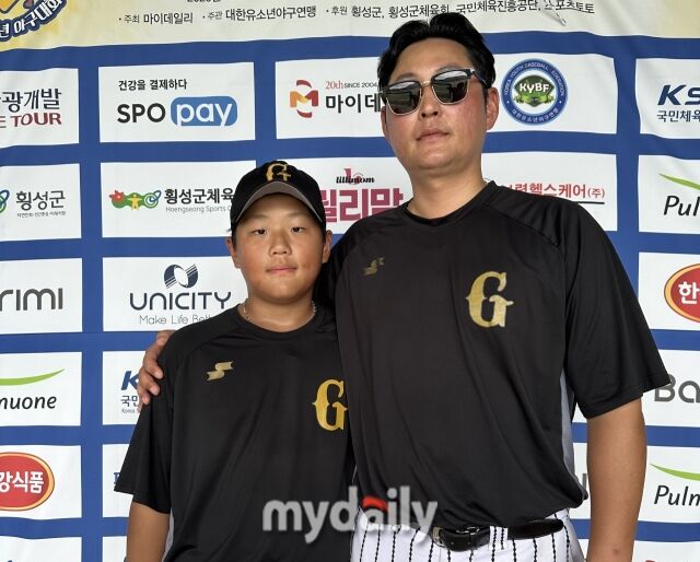 최훈 김포시위드유소년야구단 감독이 제3회 마이데일리배 전국유소년야구대회를 앞두고 각오를 다졌다. 지난해 제2회 마이데일리배 전국유소년야구대회에서 사진 촬영에 임한 김포시위드유소년야구단 최주원(왼쪽), 최훈 감독./마이데일리