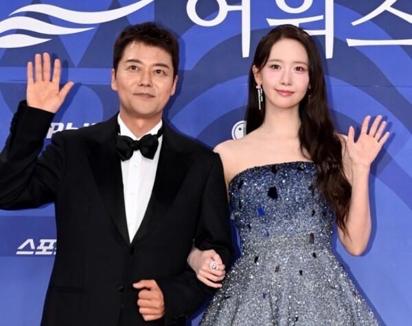 제4회 청룡시리즈어워즈 레드카펫에 선 전현무와 임윤아 [사진=스포츠조선]