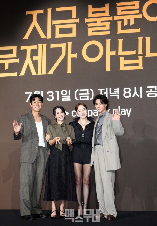 (왼쪽부터) 김재철, 조여정, 김혜수, 김지훈
