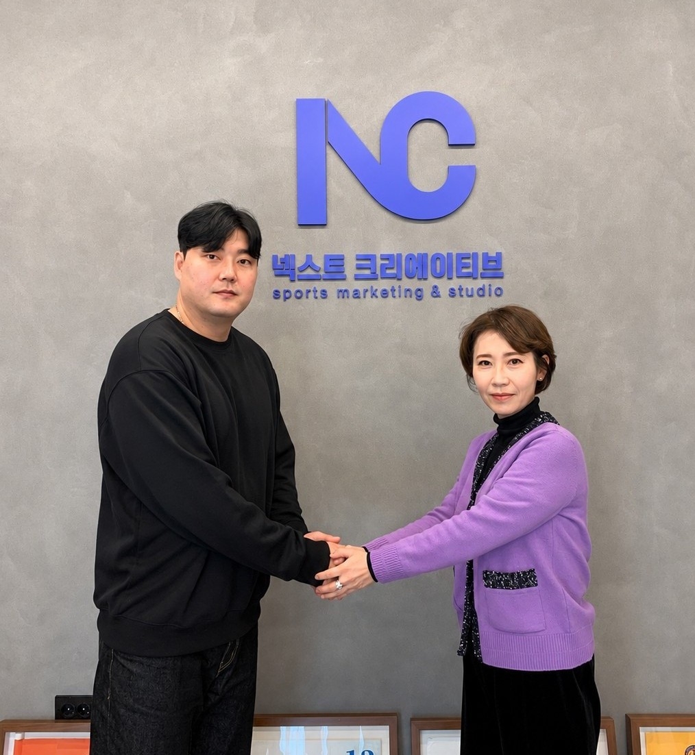 프로야구 KBO리그 삼성 라이온즈의 김태훈(왼쪽)이 박은님 넥스트크리에이티브 대표와 함께 기념촬영을 하고 있다. 사진 제공=넥스트크리에이티브