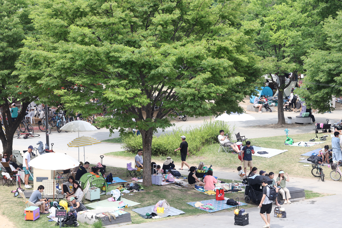 지난달  3일 서울 여의도 한강공원에서 시민들이 나들이를 즐기고 있다. 연합뉴스