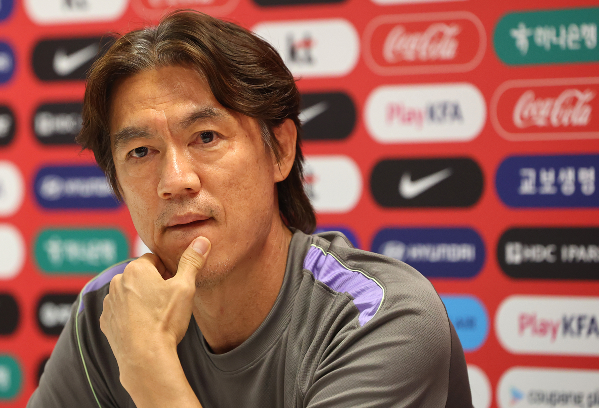 홍명보 전 축구 국가대표 감독이 지난달 2026 북중미 월드컵 A조 조별리그 3차전에서 남아공에 패한 뒤 팀 베이스캠프인 멕시코 과달라하라로 돌아와 기자의 질문을 듣고 있다. 연합뉴스
