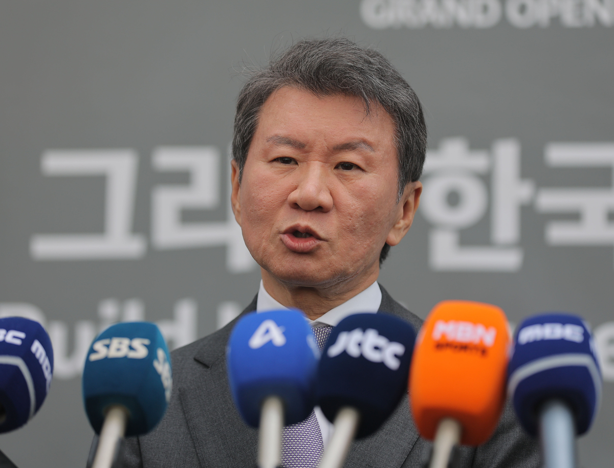 정몽규 전 대한축구협회 회장이 4월 공식 개관식이 열린 충남 천안 코리아풋볼파크에서 취재진을 만나 소감을 말하고 있다. 연합뉴스