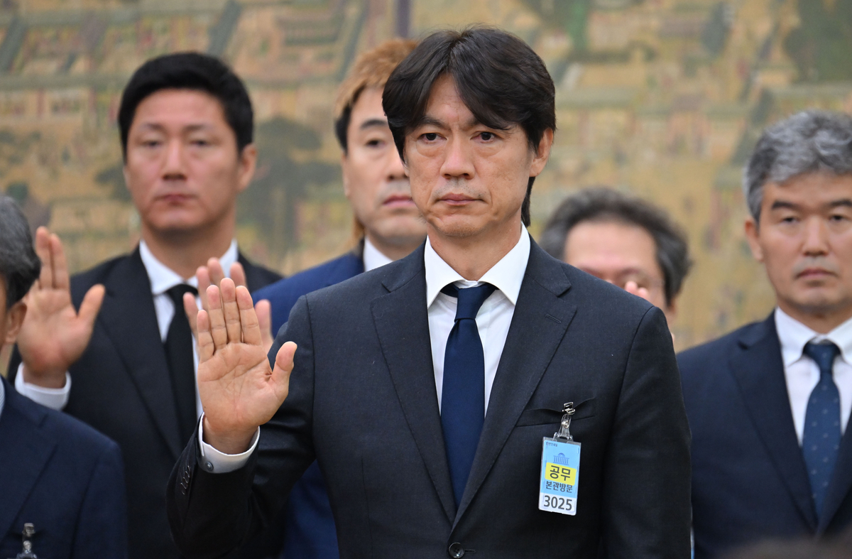 김진규 한국 축구대표팀 코치(왼쪽부터), 김병지 대한축구협회 부회장, 홍명보 전 국가대표팀 감독이 30일 서울 여의도 국회에서 열린 문화체육관광위원회의 대한축구협회 현안 관련 청문회에 출석해 증인선서를 하고 있다. 뉴스1