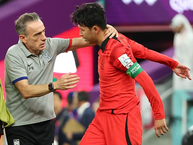 파울루 벤투 전 한국 축구대표팀 감독(왼쪽)이 2022년 11월 28일(현지 시간) 카타르 알라이얀의 에듀케이션 시티 스타디움에서 열린 2022 카타르 월드컵 조별리그 H조 2차전 대한민국과 가나의 경기 후 손흥민을 위로하고 있다. 연합뉴스