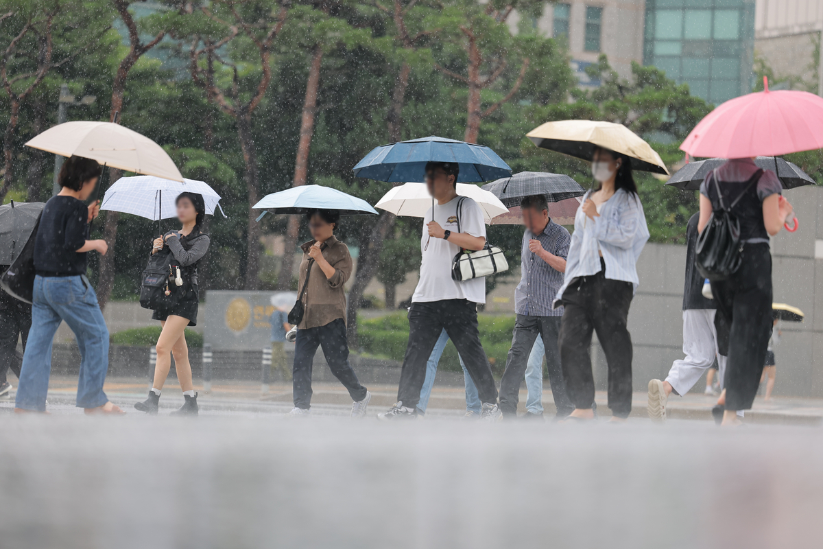 비가 내리는 6일 서울 서대문구 신촌 연세대학교 앞 횡단보도에서 시민들이 우산을 쓴 채 걸어가고 있다. 연합뉴스