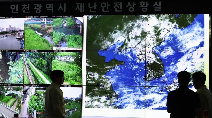 장마가 시작된 가운데 2일 인천 남동구 인천시청 재난안전상황실에서 상황실 근무자들이 위성영상을 살펴보고 있다. 연합뉴스