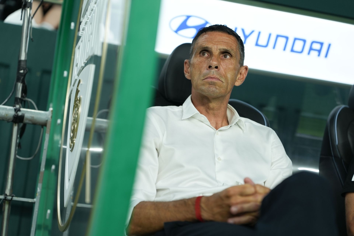 거스 포옛 전 전북 현대 감독이 2025년 8월 8일 프로축구 K리그1 25라운드 FC안양과의 경기 전 벤치에 앉아 그라운드를 응시하고 있다. 사진 제공=전북 현대