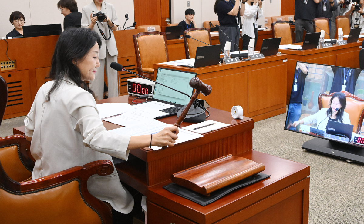 이재정 국회 문화체육관광위원장이 9일 국회에서 국민의힘 의원들이 불참한 채 열린 문체위 제1차 전체회의에서 대한축구협회 현안 관련 청문회 실시의 건을 의결하며 의사봉을 두드리고 있다. 오승현 기자 2026.07.09