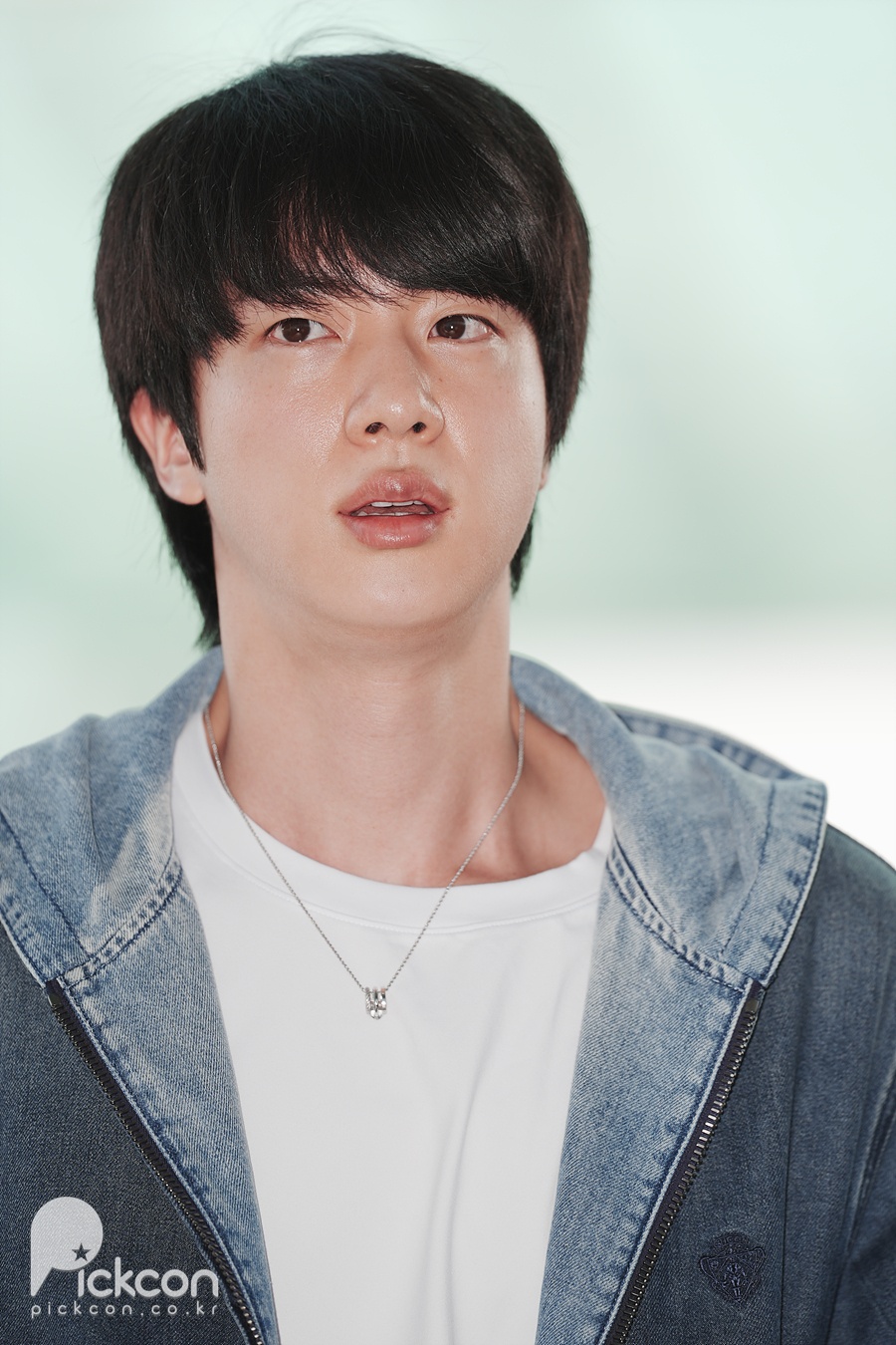 '방탄소년단 95즈' 뷔·지민, 웃음 가득한 출국길 (포토)