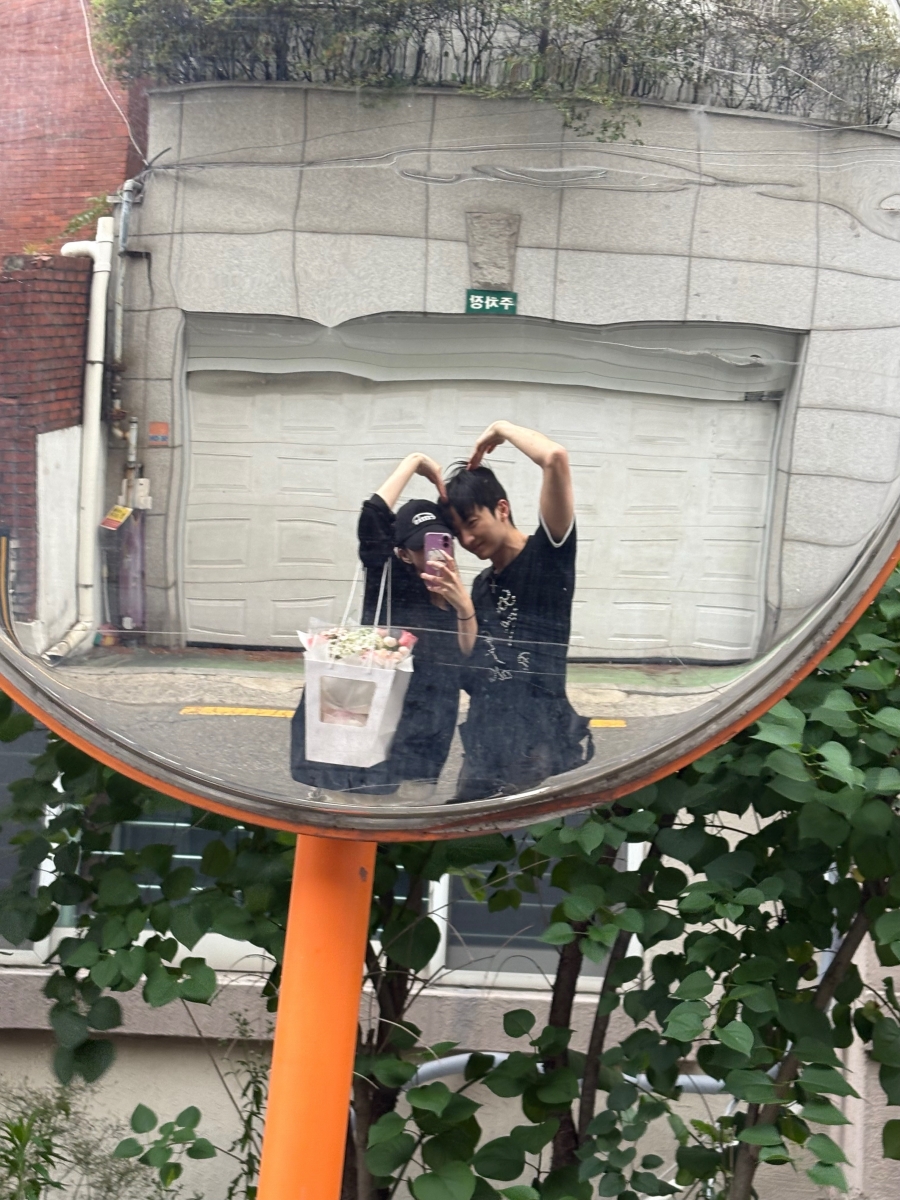 지예은♥바타, 커플 사진 공개…갑상선암 투병 때도 '함께'