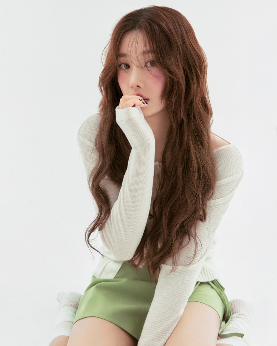 '워터밤 여신' 권은비, 프로필은 청초하게…다채로운 매력 발산