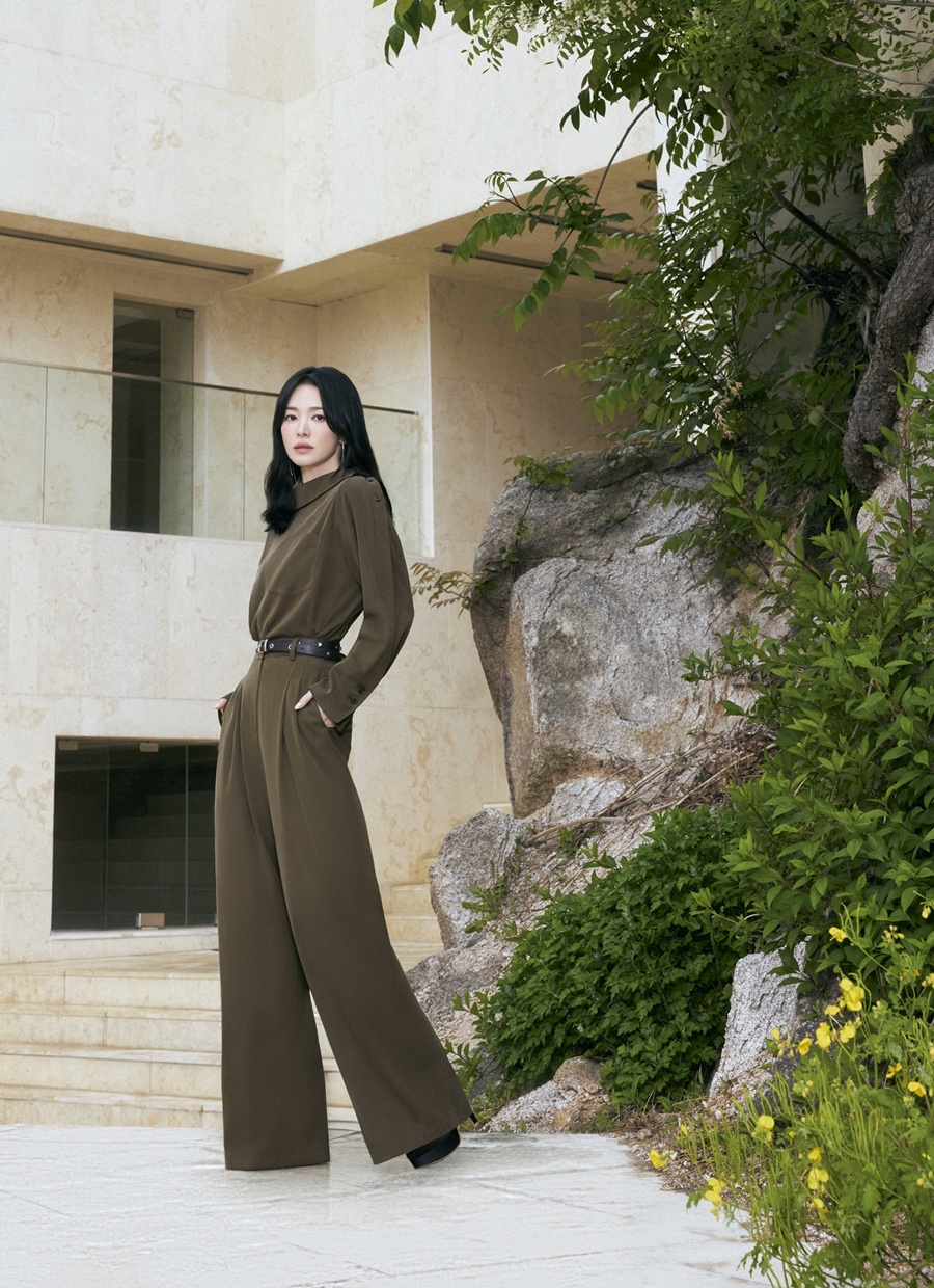 송혜교, 한 발 먼저 맞이한 가을…품격 있는 스타일 제안 [화보]
